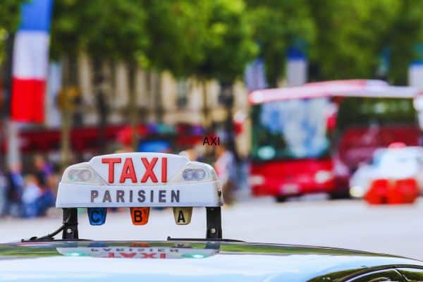 Parisien Taxi Transfer in a busy Paris street