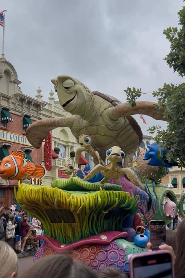 Finding Nemo characters in the parade at Disneyland Paris