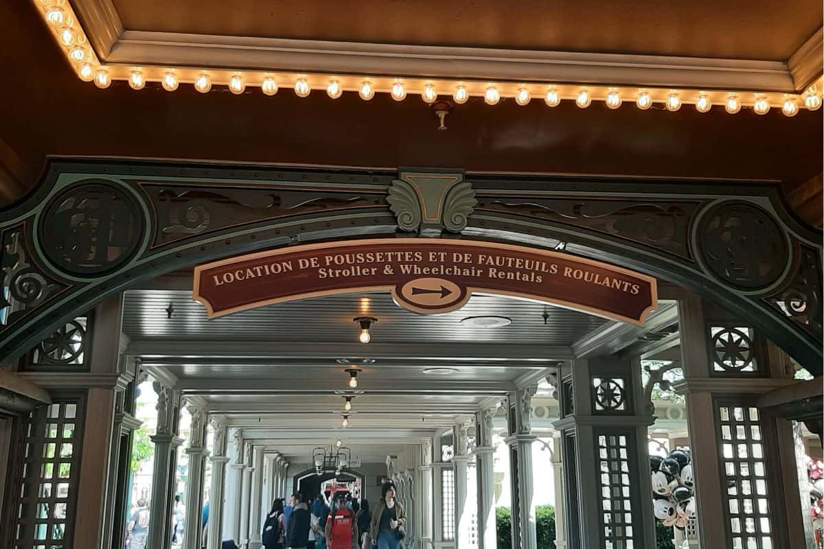 Sign showing the way to rent a stroller or wheelchair at Disneyland Paris
