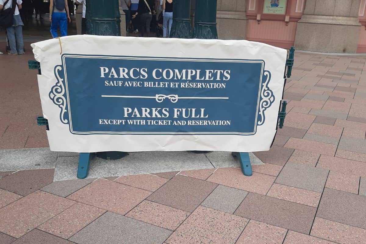 Sign announcing that the Disneyland Paris Park is full - Cheapest time to go to Disneyland Paris is January when there is less crowds.